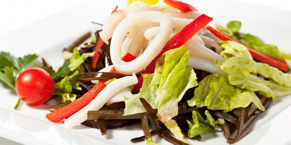 Салат из кальмаров с морской капустой — рецепты | Дзен